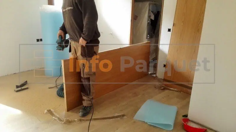 Cepillo para rebajar las puertas de una instalacion de suelo laminado o flotante