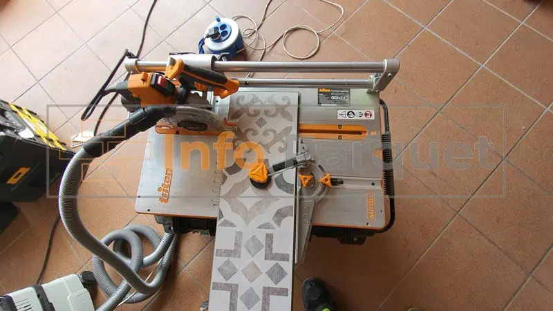 Triton TWX7PS001 cortando suelo sintetico