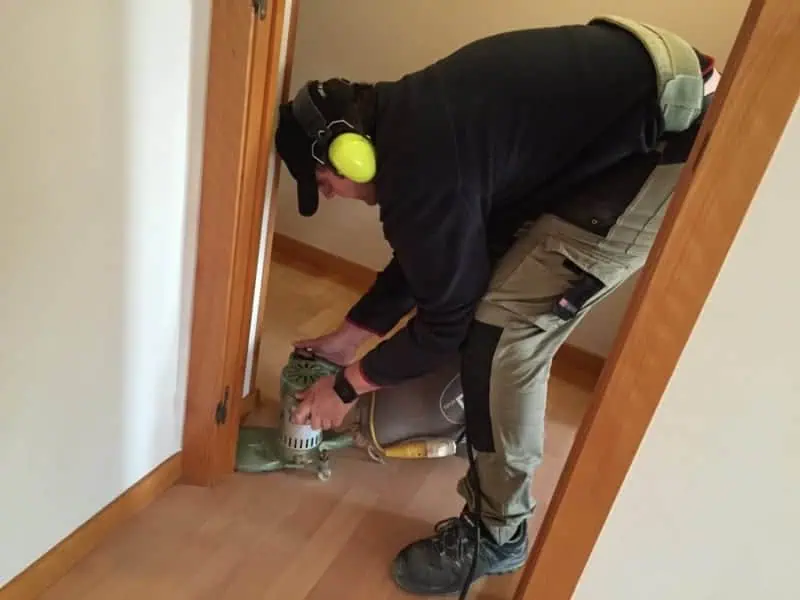 REstaurando un parquet con calzado de seguridad