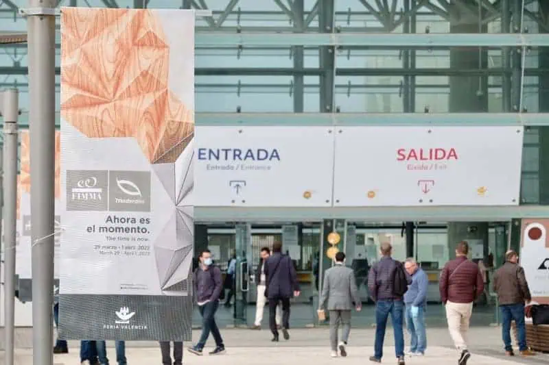 Entrada a la feria maderalia y cartel