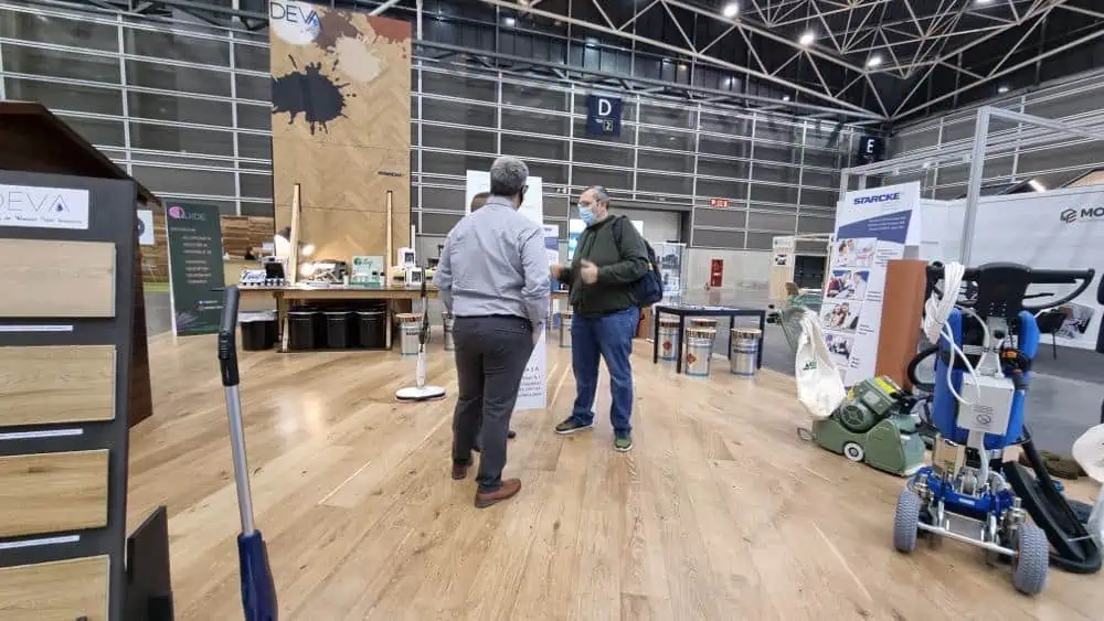 Visitando el stand de proveedores de maderalia 2022