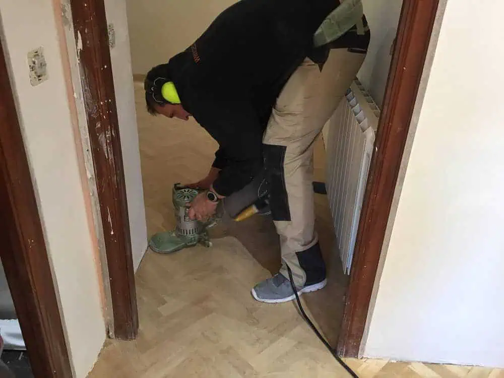 Cascos protectores auditivos para parquetistas