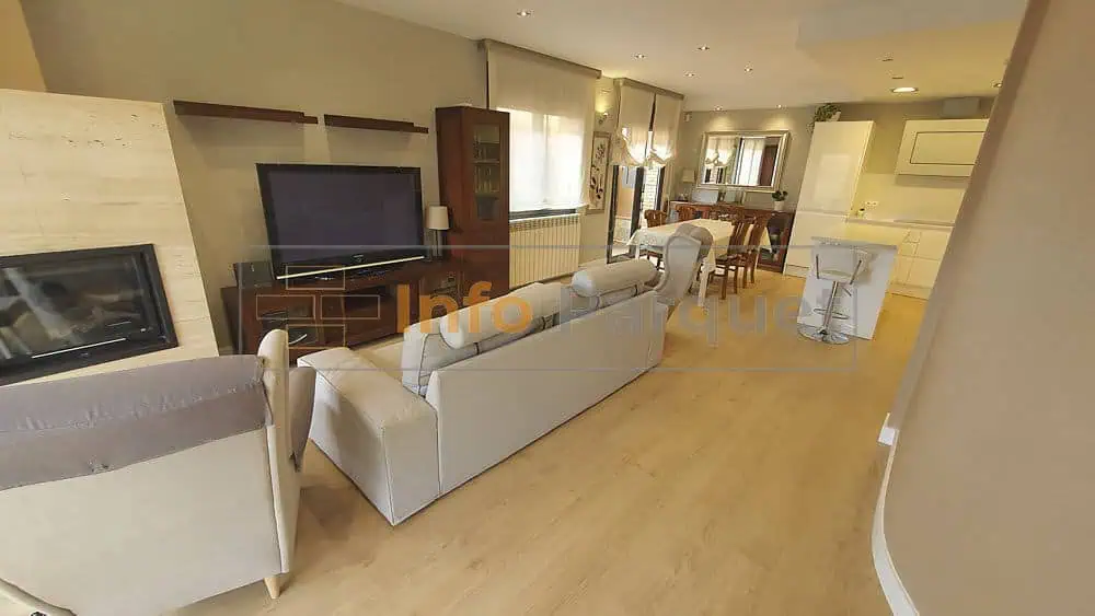 Comedor lleno de muebles
