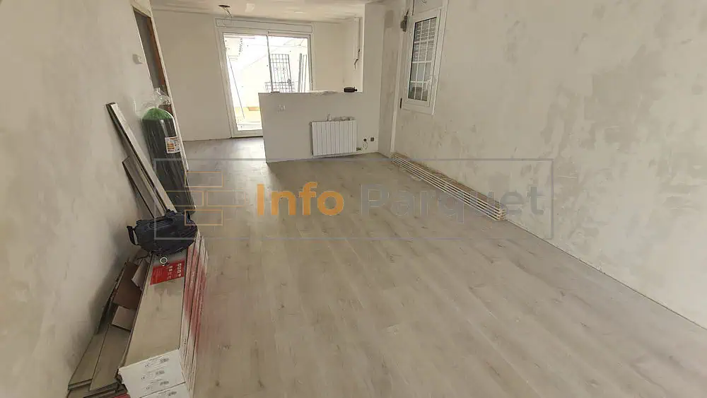 Lo suyo es primero poner parquet y luego pintar