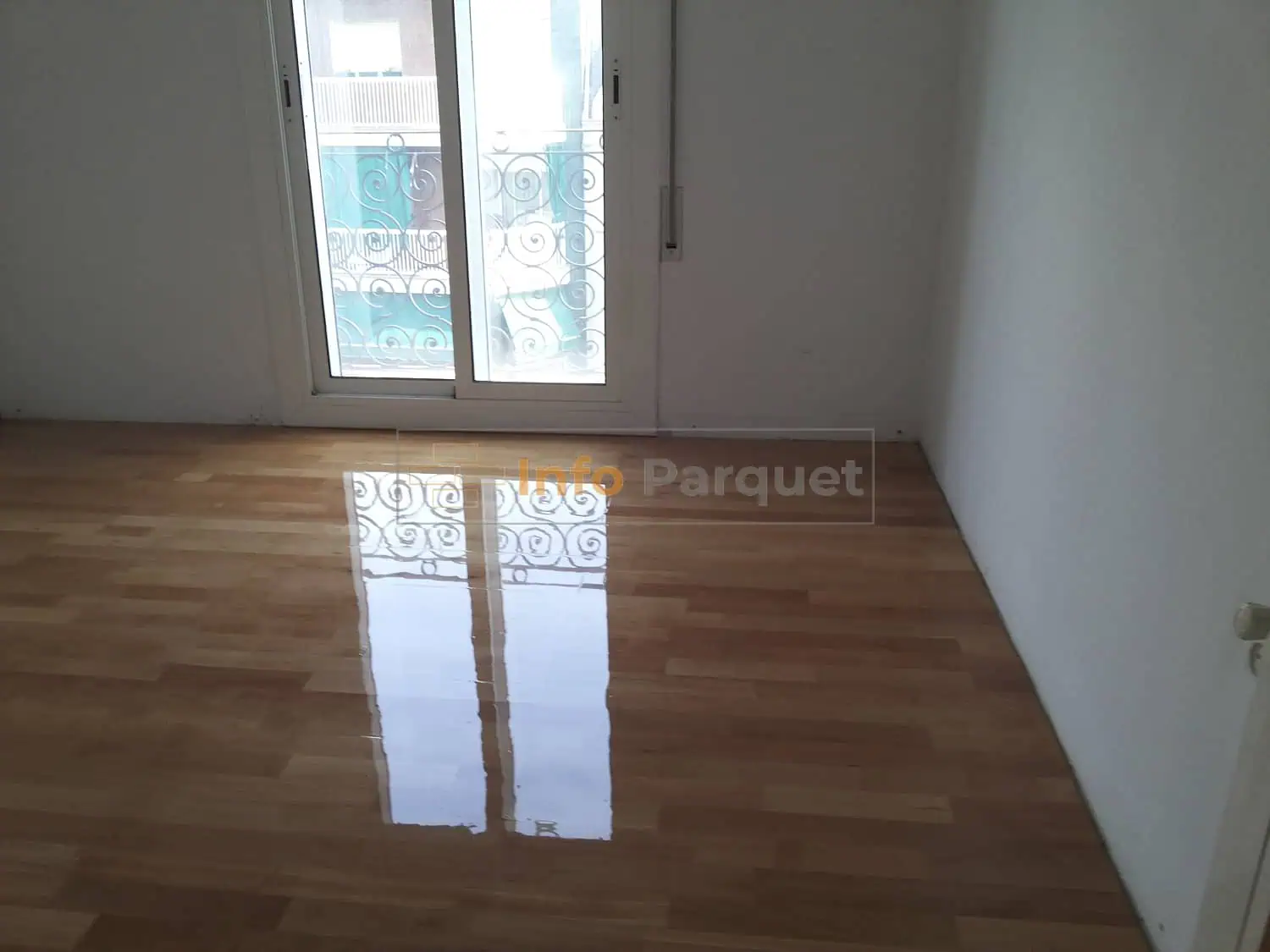 Brillo de los barnices para parquet