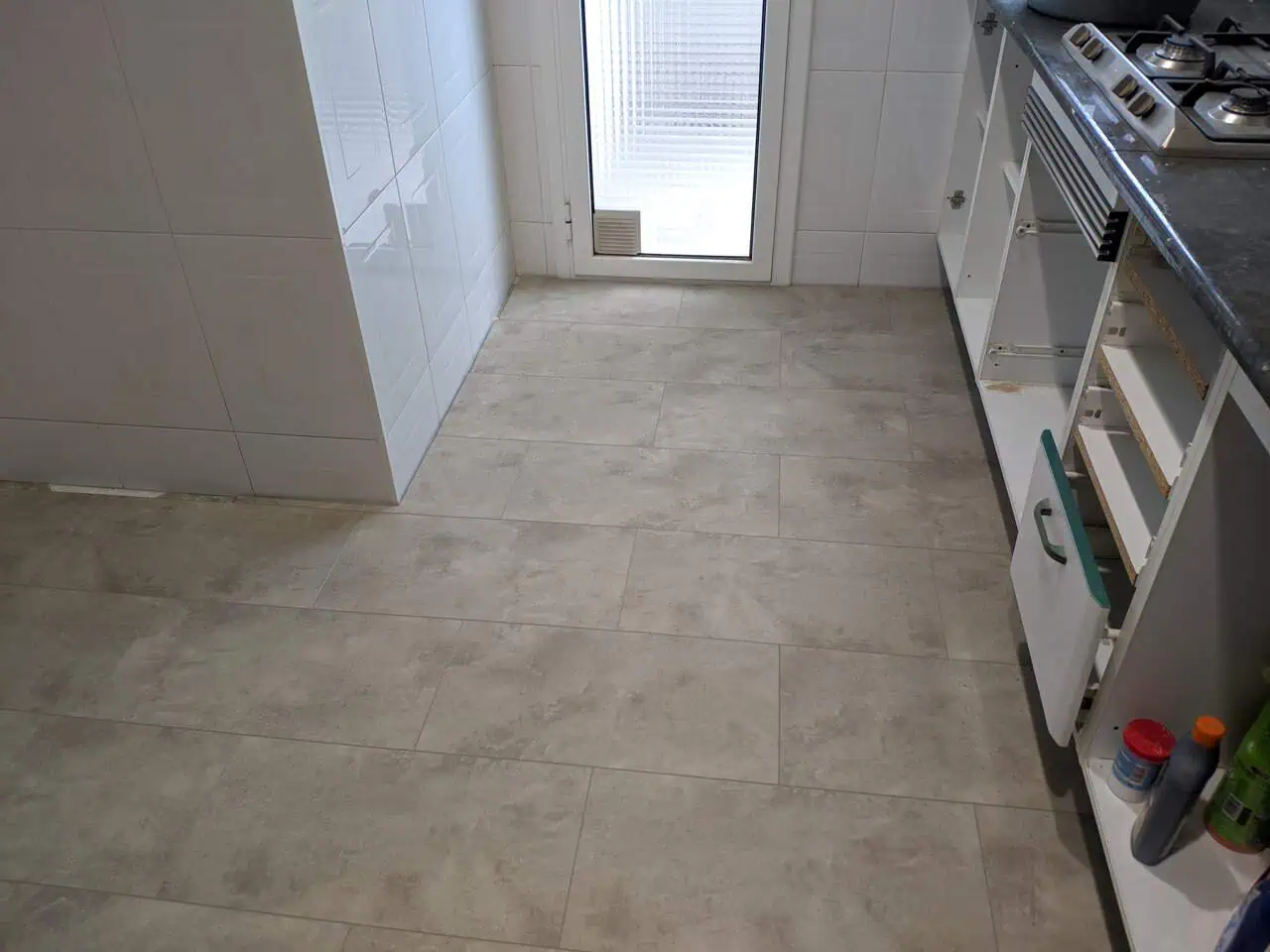 Cocina con vinilico imitacion baldosa