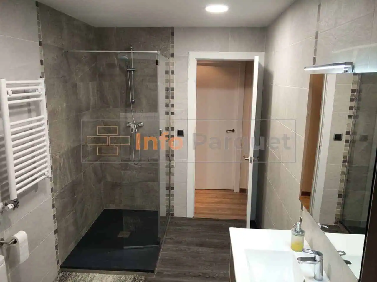 combinar suelo laminado y vinilico en un lavabo