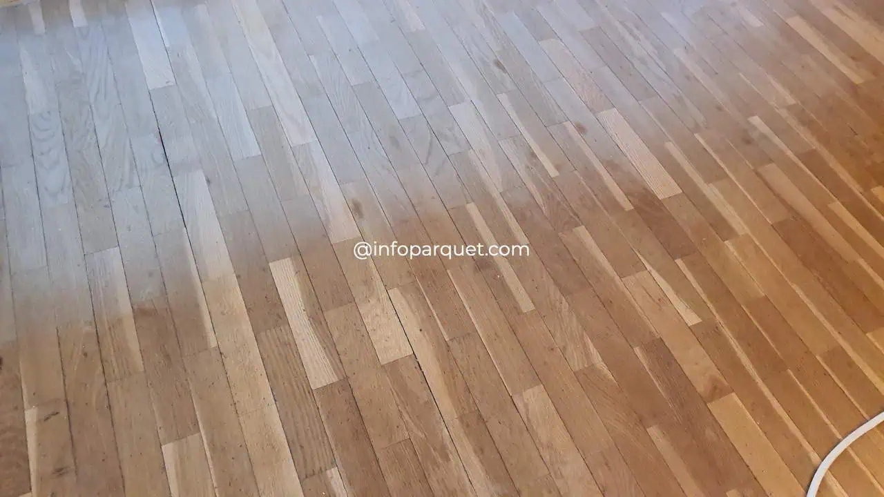 Manchas pequenas en el barniz