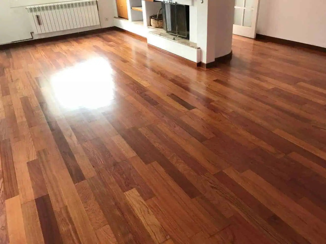 Pulido y barnizado al agua parquet de Jatoba