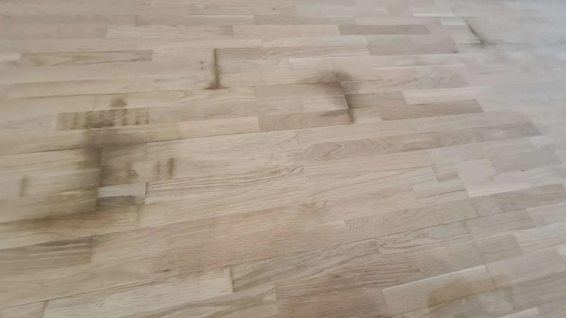 Tengo manchas en el parquet y no se van