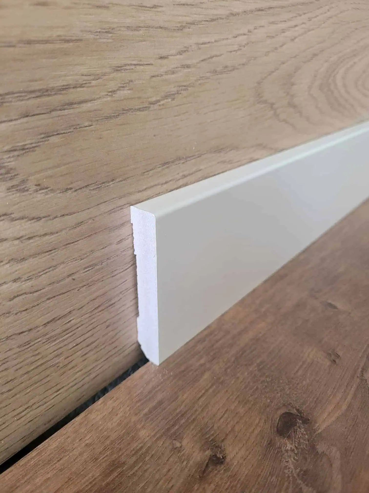 Zocalo blanco espumado acabado recto