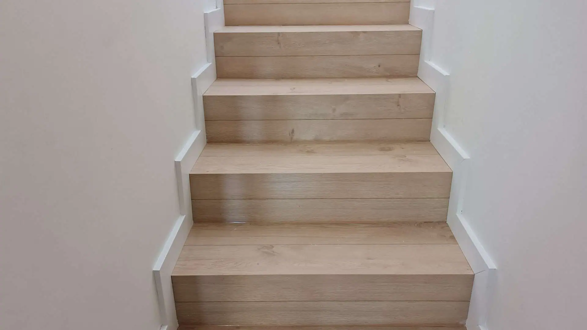 zocalos en escaleras