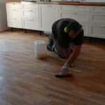 Aplicando barniz de poliuretano