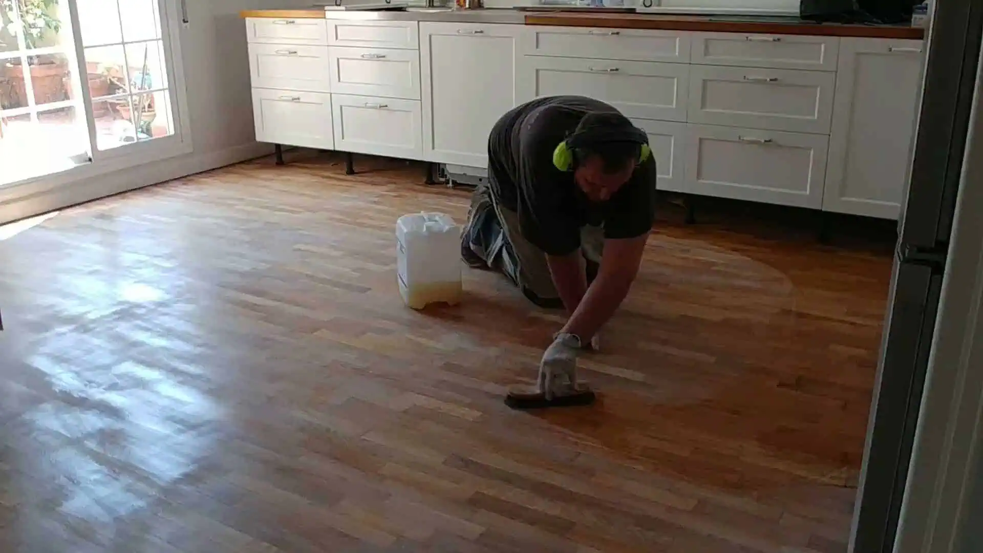 Aplicando barniz de poliuretano
