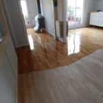 Barnizando un suelo de parquet