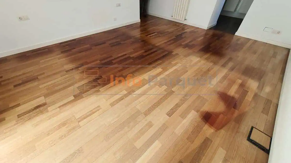 Cambio de color en madera oscura