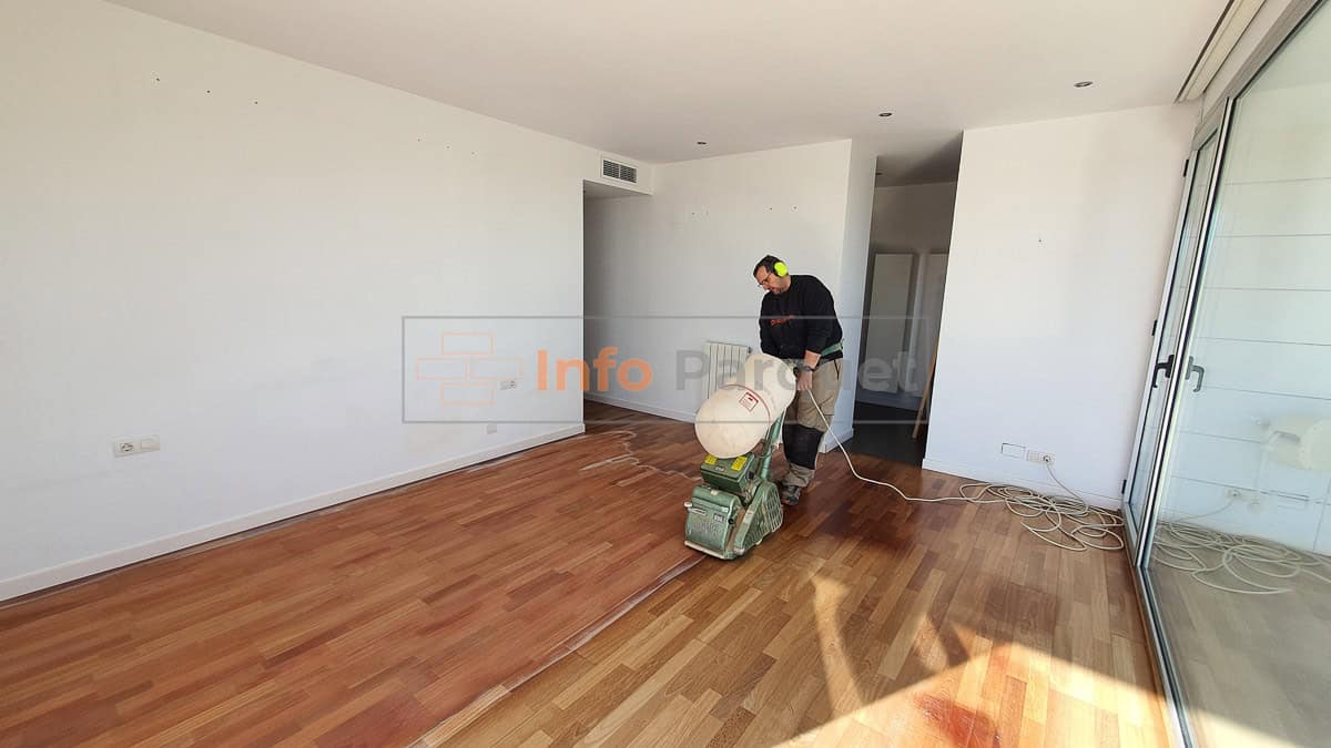 Parquetista profesional instala parquet y restaura