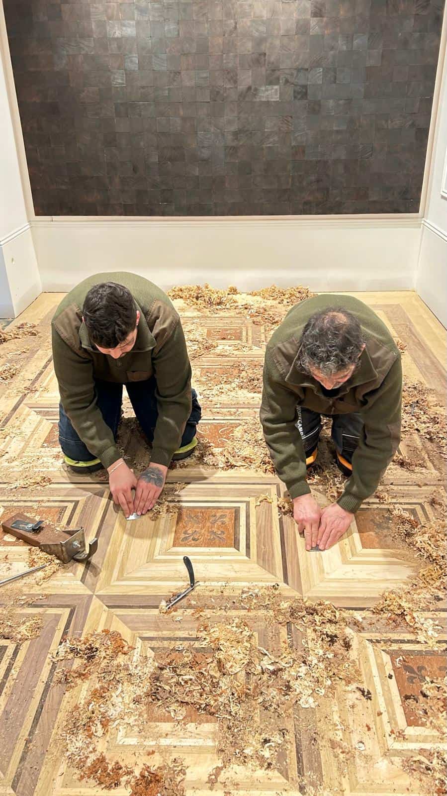 Emilio e hijo acuchillando Les raboteurs de parquet de Gustave Caillebotte