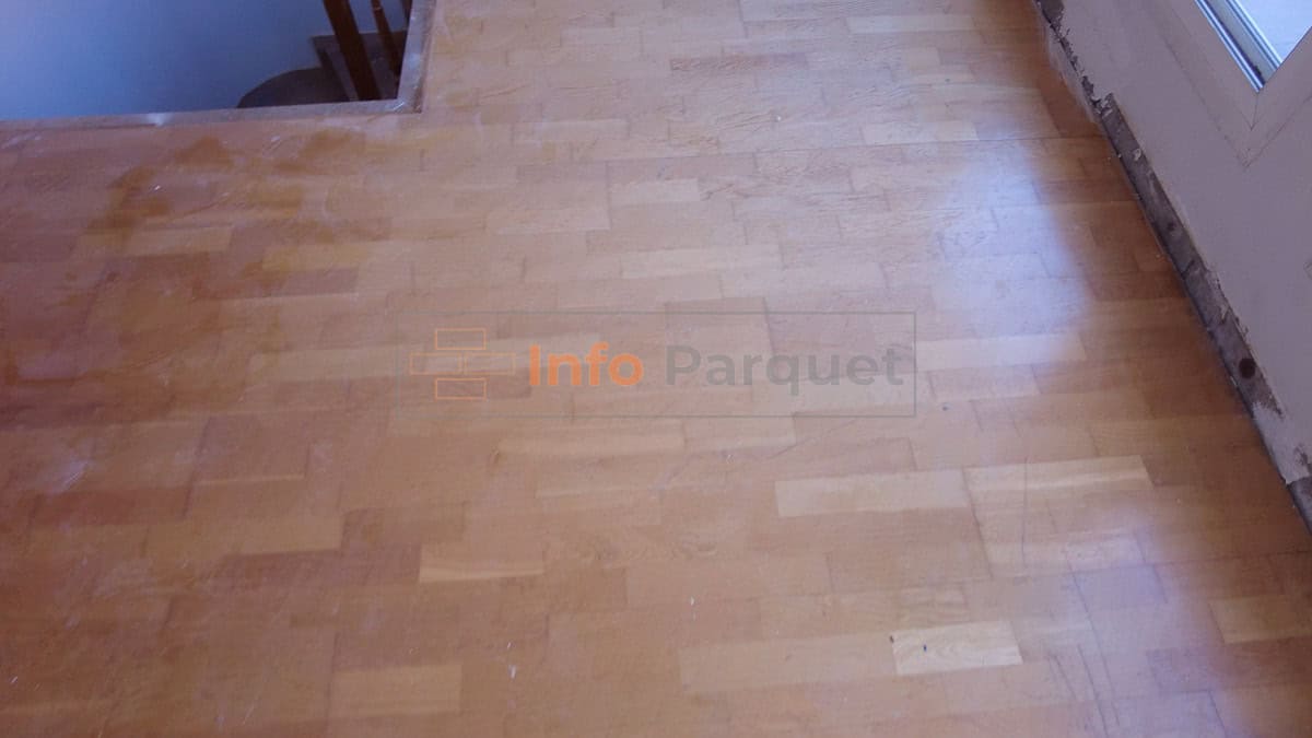 Parquet multicapa de roble en mal estado