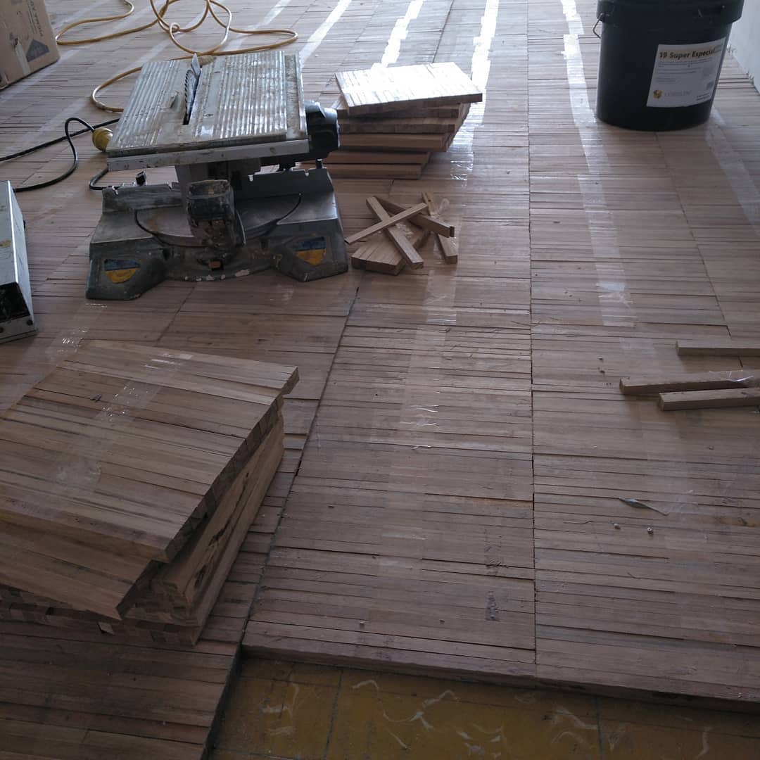 Encolado de parquet industrial