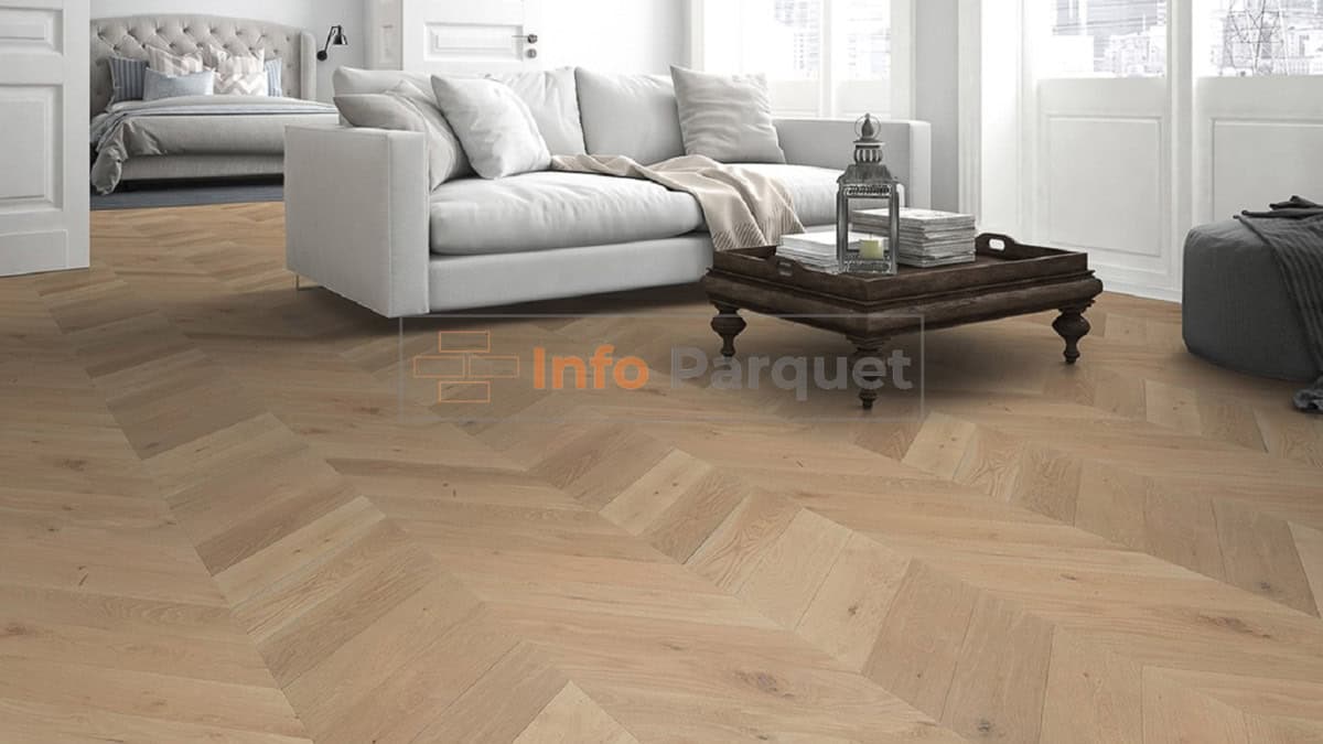 Limpio el parquet de madera luce más