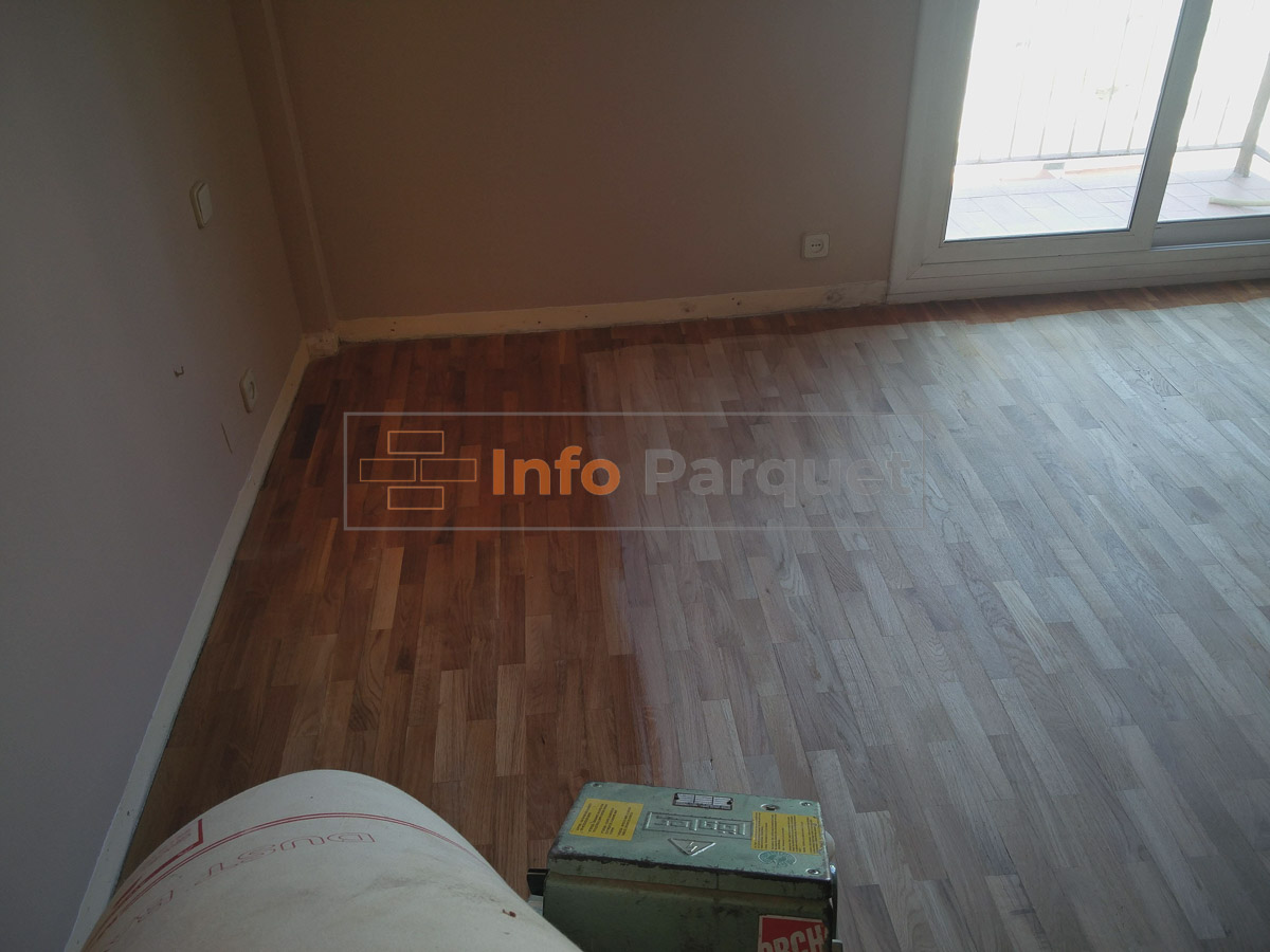 Si es parquet de tarima o tablilla hay que pulir y barnizar