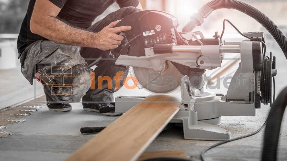 Handwerker schneidet Holzdiele mit der Kappsäge auf der Baustel