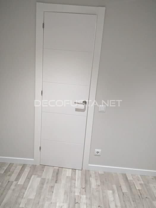 Combinación de lacada con ranuras y suelo laminado tonos grises