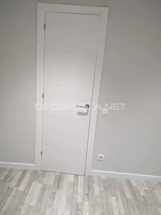 Combinación de lacada con ranuras y suelo laminado tonos grises