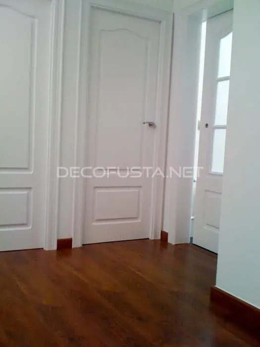 Combinación de puerta lacada clásica y parquet merbau