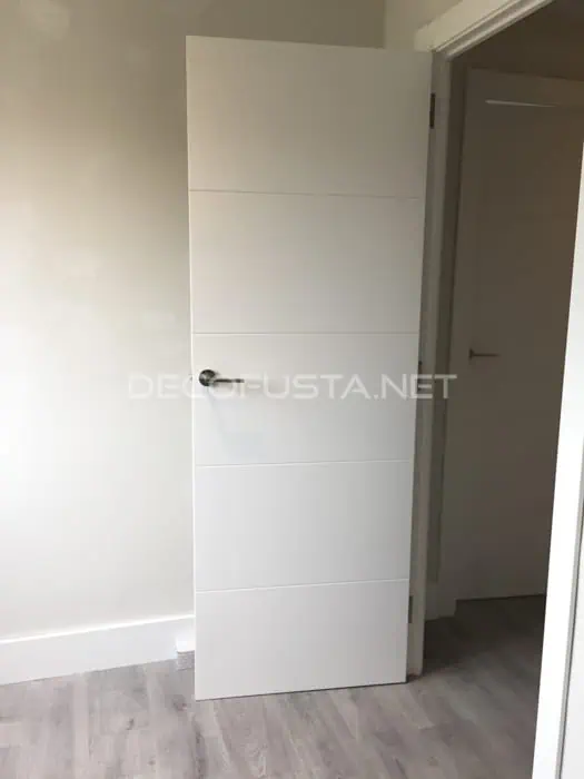 Combinación de puerta lacada con ranuras y suelo laminado gris medio