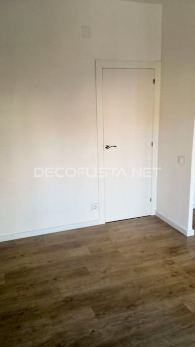 Combinación de puerta lacada con laminado roble claro
