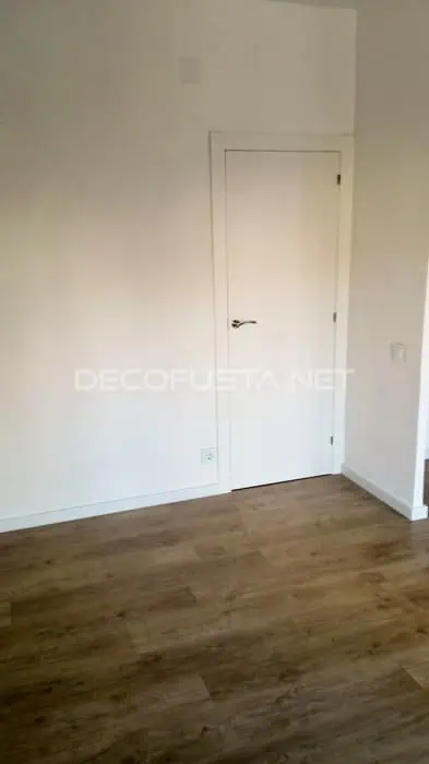 Combinación de puerta lacada con laminado roble claro