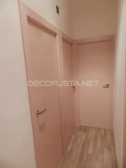 Combinación de puerta roble decapé y parquet nogal claro