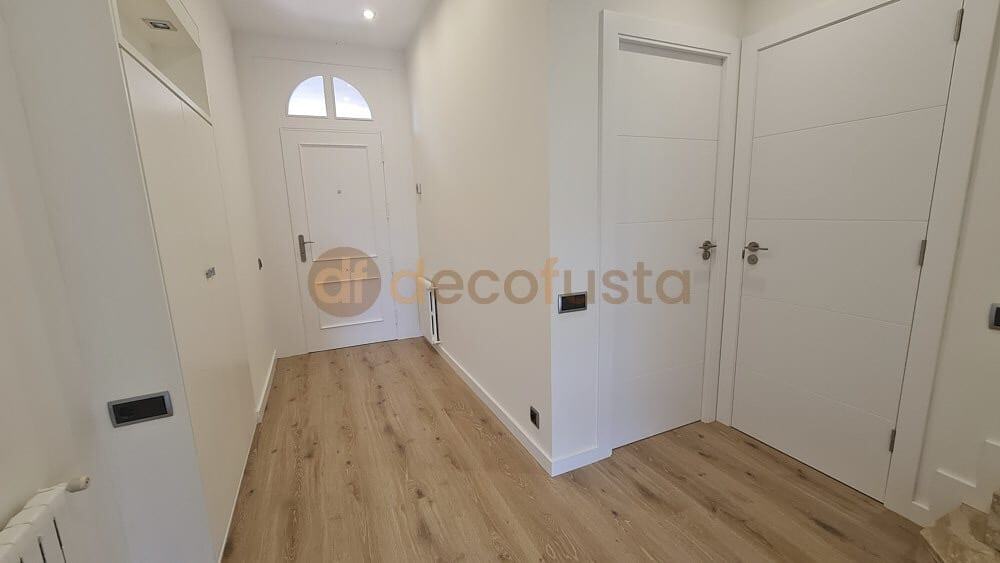 Suelo laminado con puertas lacadas