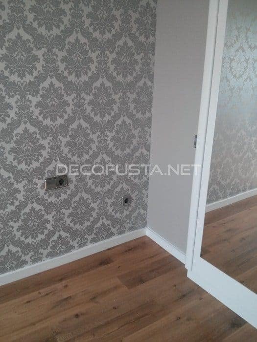 Zocalo blanco combinado con la pared y el parquet de color roble