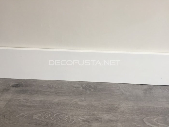 Zocalo blanco de 15 centimetros