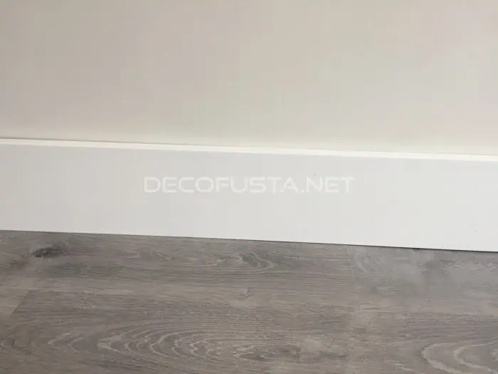 Zocalo blanco de 15 centimetros