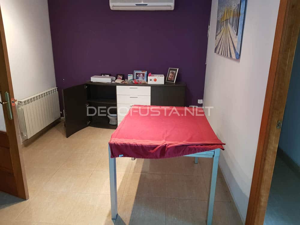 Muebles de comedor que se mueven durante la instalación