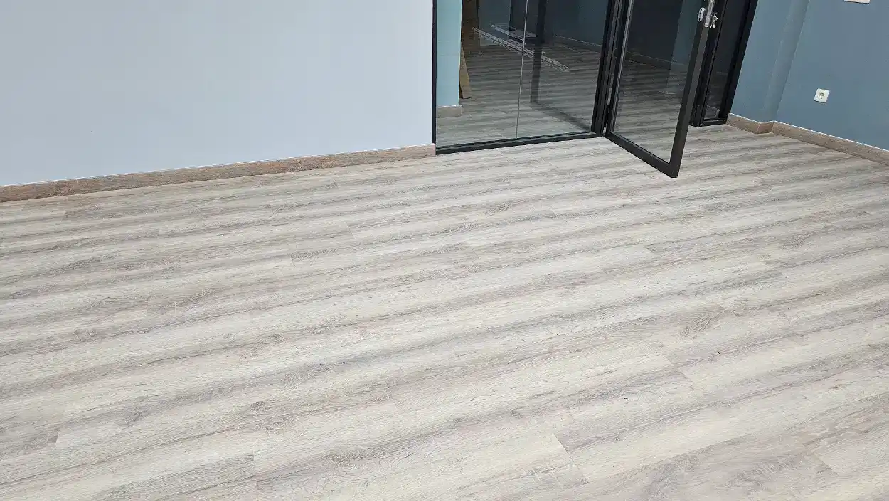 suelo laminado resistente para oficinas