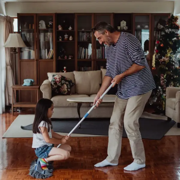 ¿Con qué y cómo limpiar un parquet barnizado?