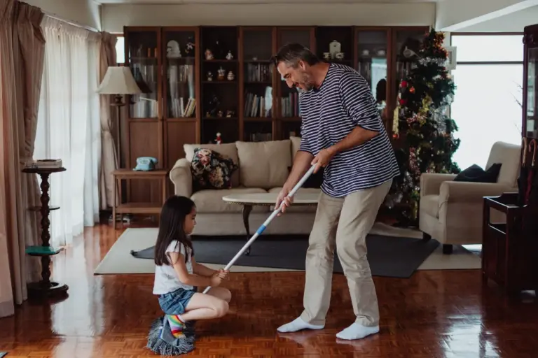 ¿Con qué y cómo limpiar un parquet barnizado?
