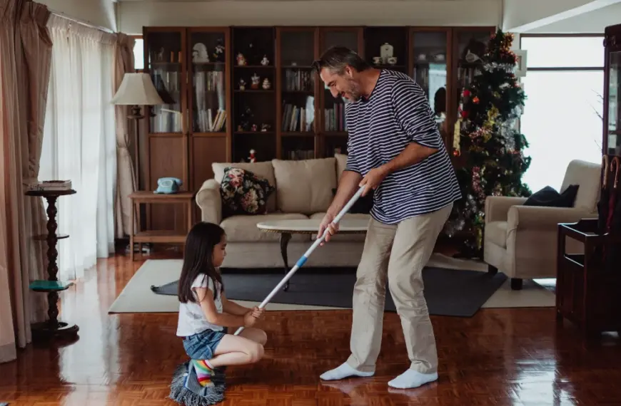 ¿Con qué y cómo limpiar un parquet barnizado?