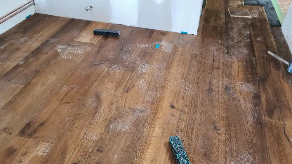 cómo limpiar un parquet barnizado